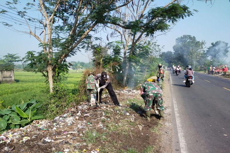 Bertahun Tahun Menumpuk Sampah Di Ruas Jalan Bandung Cirebon Memanjang