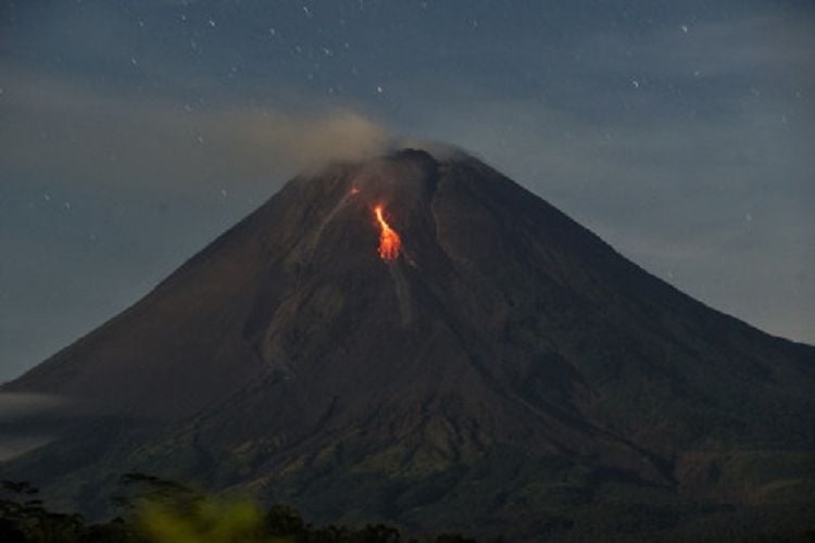 Gunung Merapi Kembali Luncurkan Kali Guguran Lava Pijar Dengan Jarak