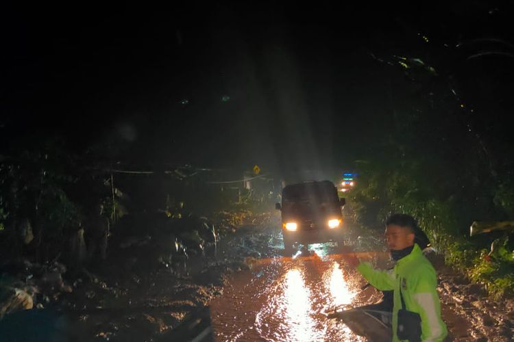 Akses Jalan Ke Tpa Sarimukti Tertutup Longsor Pembuangan Sampah