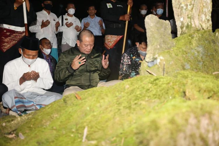 Doa Apa Yang Dibaca Saat Melewati Makam Atau Kuburan Begini Bacaannya