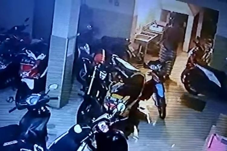 Aksi Curanmor Di Kos Kosan Surabaya Terekam Cctv Pelaku Santai Dan