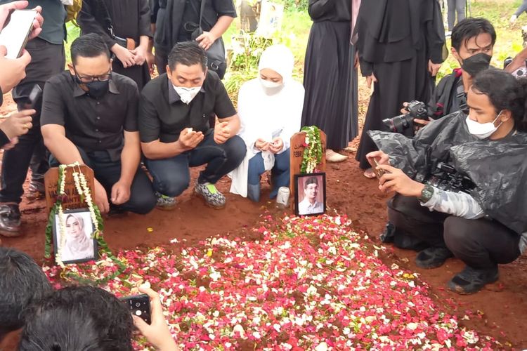 Tangis Ayah Vanessa Angel Lihat Makam Putrinya Banyak Diziarahi Ungkap