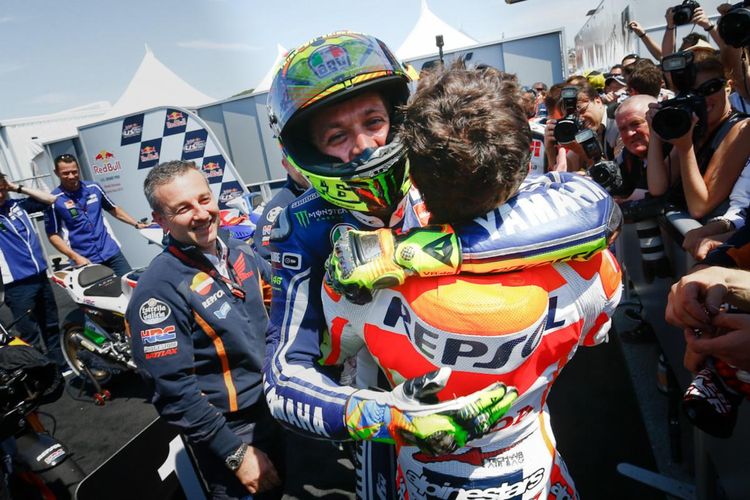 Lupakan Persaingan Valentino Rossi Dan Marc Marquez Kompak Lelang Helm