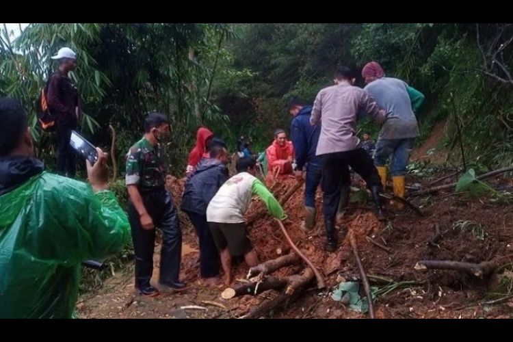 Diterjang Tanah Longsor Jalan Penghubung Utama Garut Tasikmalaya