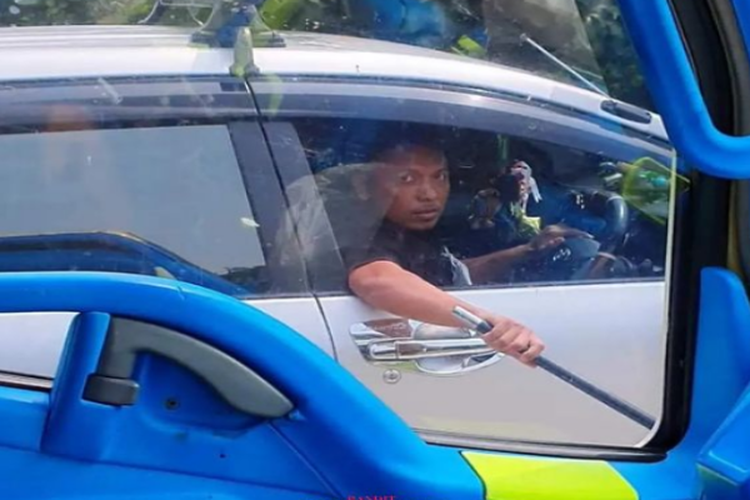 Viral Pengemudi Avanza Acungkan Pistol Di Tol Cipali Alasan Pelaku