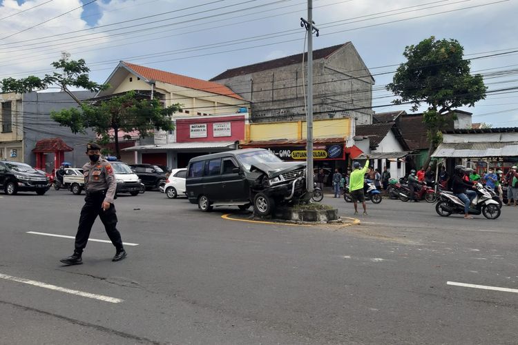 Salah Injak Pedal Gas Unit Mobil Tabrak Median Jalan Begini