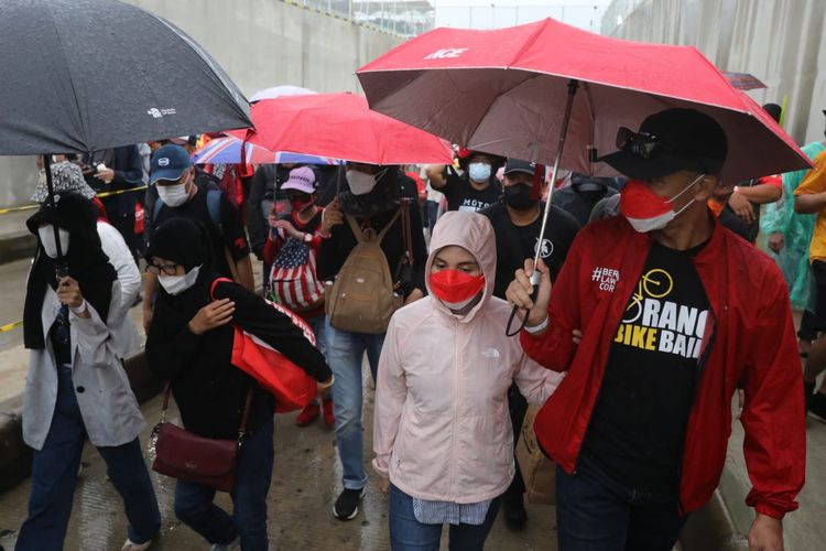 Nonton MotoGP Langsung Di Mandalika Ganjar Pranowo Berbaur Dengan