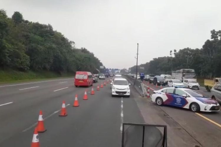 Libur Panjang Akhir Pekan Jalan Tol Jakarta Cikampek Contraflow Dan