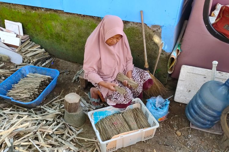 Jelang Idul Adha Perajin Tusuk Sate Dibanjiri Pesanan