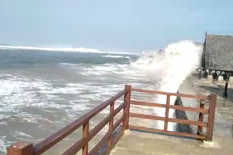 Gelombang Tinggi Pantai Sayang Heulang Di Garut Ditutup