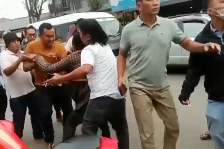 Viral Video Polisi Izinkan Debt Collector Sita Kendaraan Di Jalan