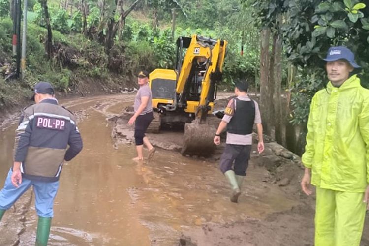 Banjir Bandang Landa Kertasari Satu Pengendra Motor Terseret Arus