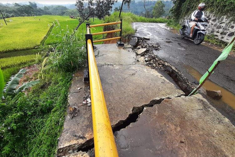 Bahu Jalan Penghubung Kabupaten Bandung Barat Dan Purwakarta Ambles