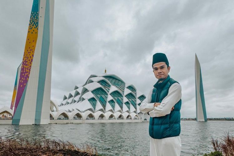 Muzammil Hasballah Kumandangkan Azan Di Masjid Raya Al Jabbar Beri