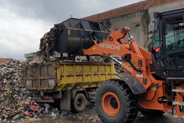 Pasar Banjaran Kabupaten Bandung Terkepung Lautan Sampah