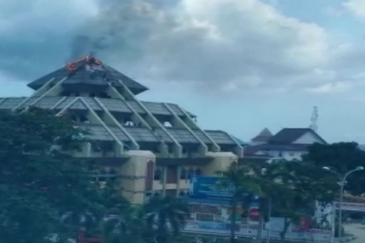 Masjid Agung Batam Center Terbakar Kubah Masjid Hangus Dilalap Api