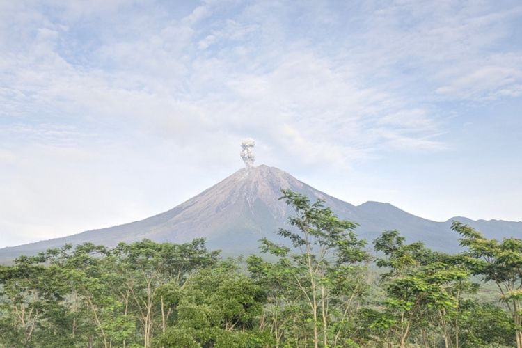 Gunung Api Semeru Kembali Erupsi Letusan Teramati Setinggi 1000 Meter