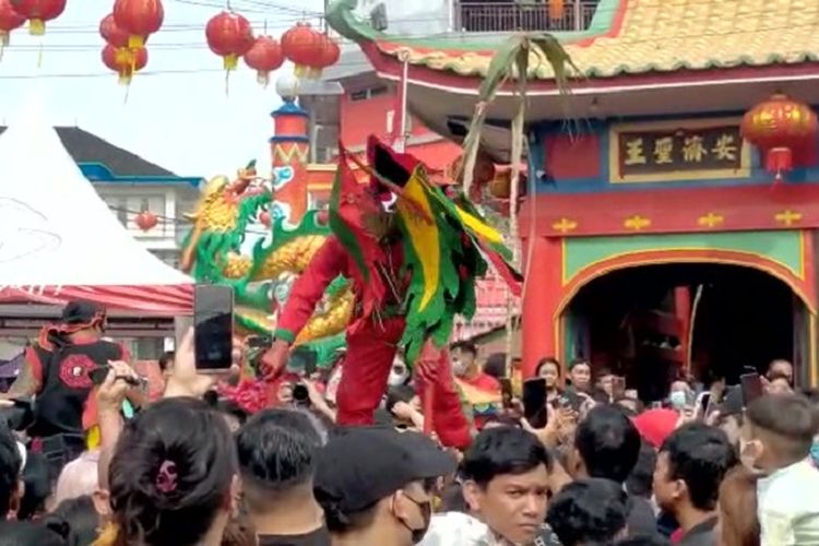 Ratusan Tatung Jalani Ritual Cuci Jalan Di Vihara Tri Dharma Bumi Raya