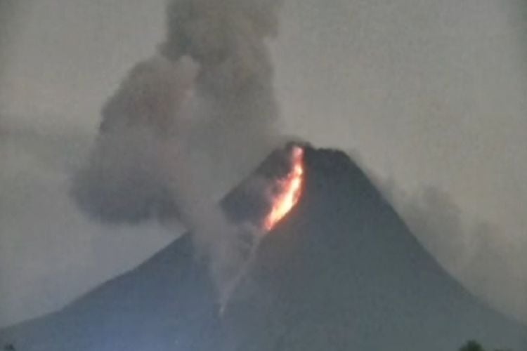 Gunung Merapi Luncurkan Guguran Lava Kali Selama Sepekan