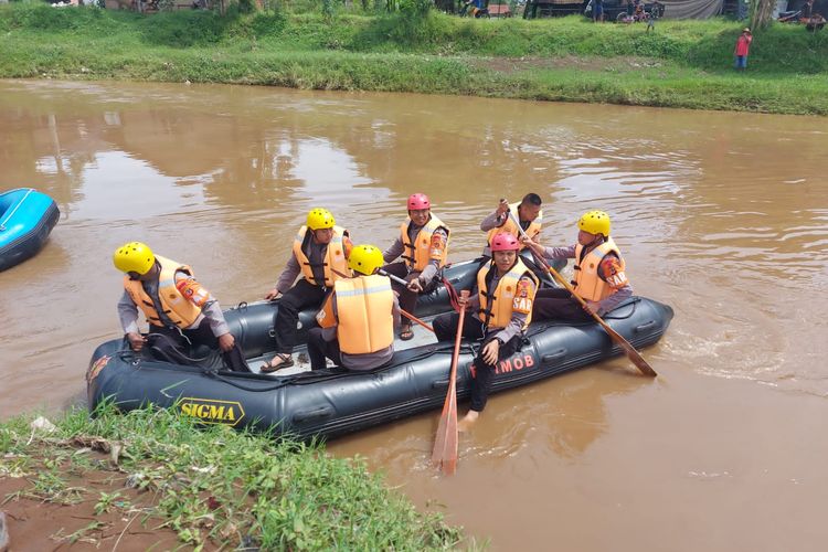 Pencarian Hingga Sejauh 3 5 KM Korban Tenggelam Di Sungai Citarum