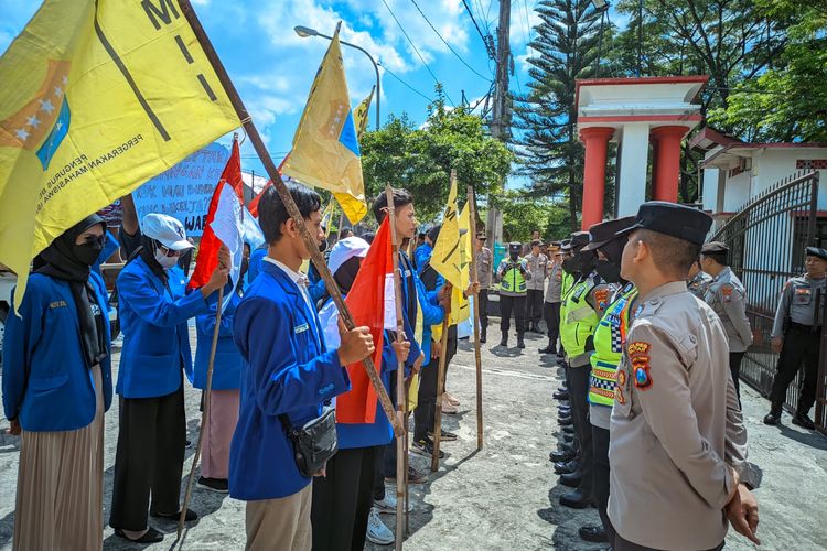 Gelar Aksi Di Depan Gedung Disnaker Dan Dprd Kabupaten Blitar Puluhan