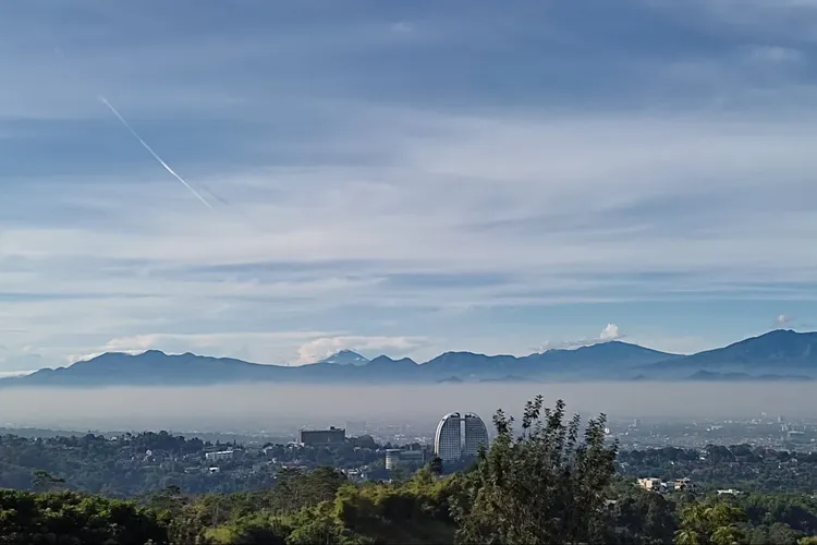 Rekomendasi Rooftop Cafe Di Bandung Yang Pas Banget Buat Nongkrong