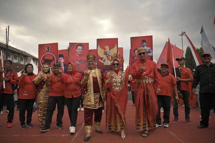 Ratusan Kader PDIP Purbalingga Merahkan Pawai Budaya HUT Ke 78