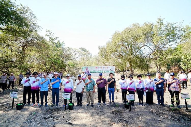 Kapolri Bersama Delegasi Ammtc Tanam Pohon Pulau Rinca Taman Nasional