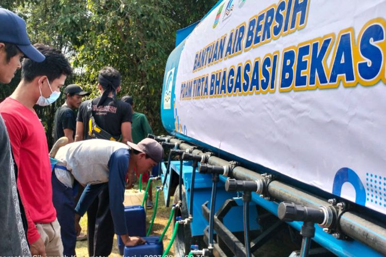 Ribuan Warga Cibarusah Bekasi Diguyur Liter Air Bersih Untuk