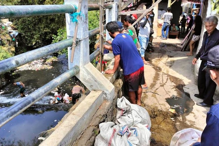 Pemkot Cimahi Cari Oknum Warga Yang Buang Sampah Ke Sungai Citopeng