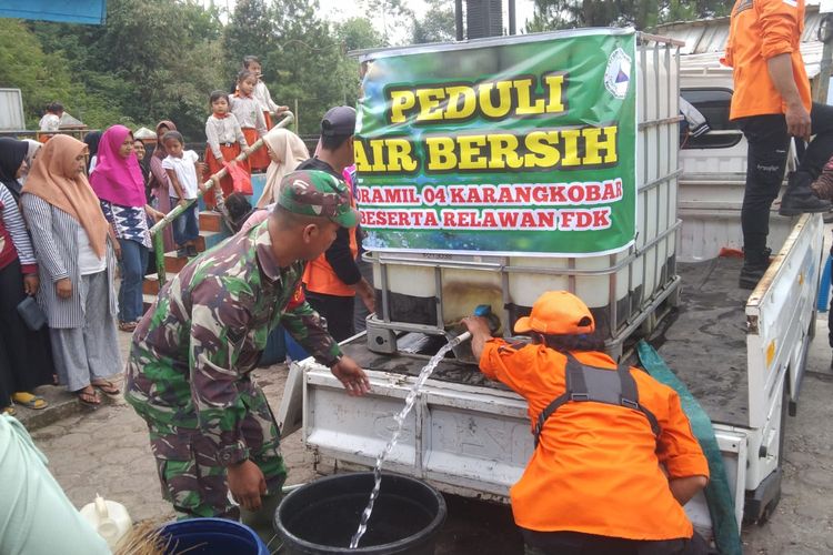 Forum Destana Dan Koramil 04 Karangkobar Lakukan Droping Air Bersih Di