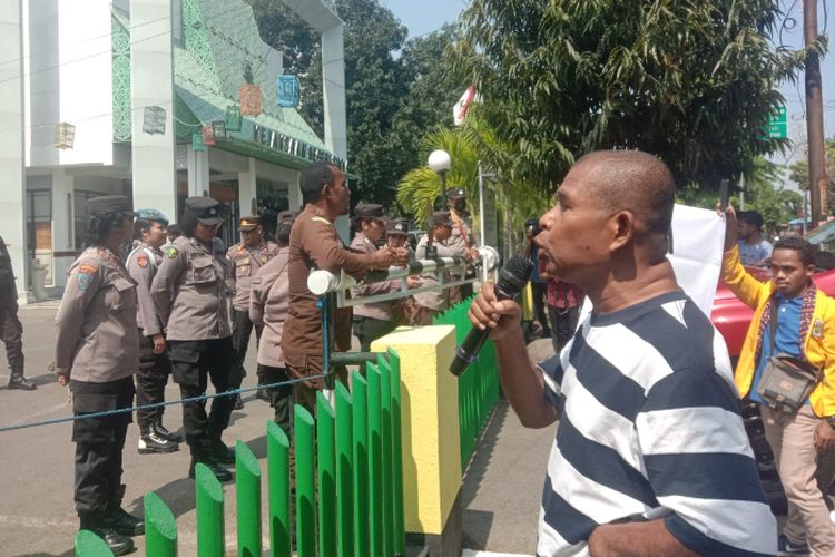 BREAKING NEWS Seorang Aktivis Di Sikka Meninggal Dunia Usai Demo Di