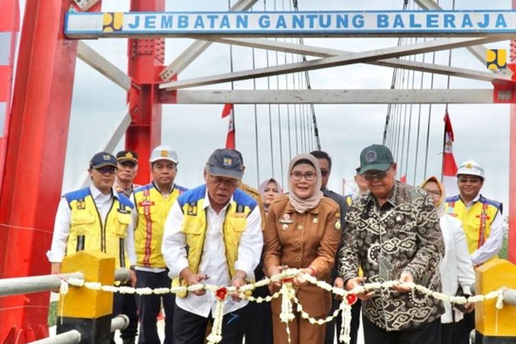 Jembatan Gantung Rp Miliar Diresmikan Warga Perbatasan Indramayu