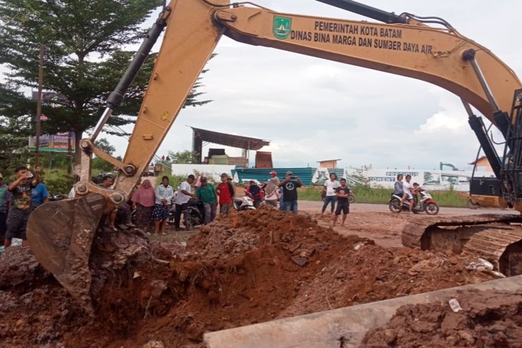 Aliran Drainase Ditutup Pengembang Warga Sei Nayon Tutup Akses Jalan