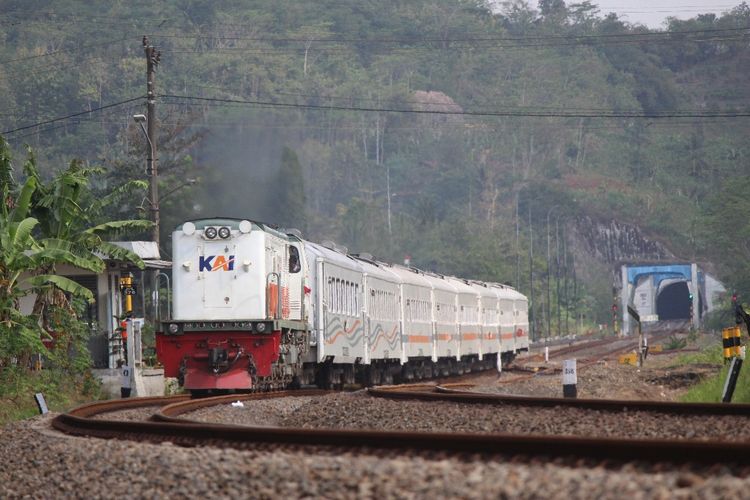 12 Perjalanan KA Memutar Akibat Tanah Longsor Lintas Karanggandul