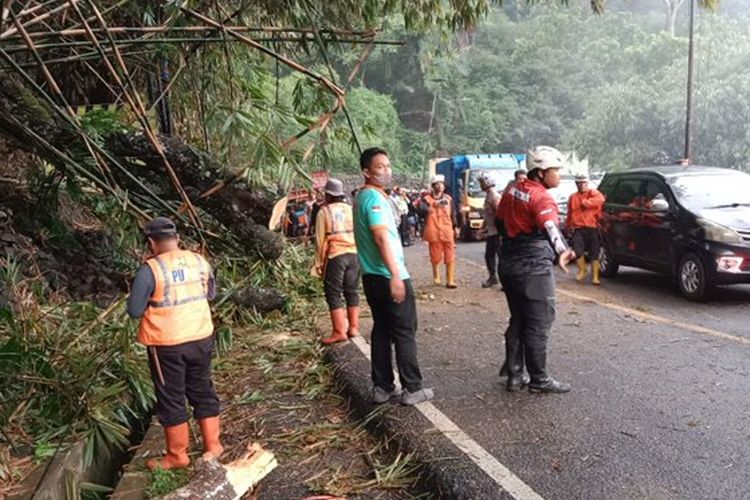 Longsor Dan Pohon Tumbang Di Cadas Pangeran Mulai Ditangani Arus Lalu