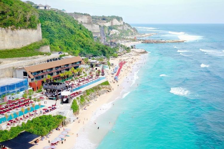 Wisata Pantai Melasti Bali Surga Biru Dengan Hamparan Pasir Putih