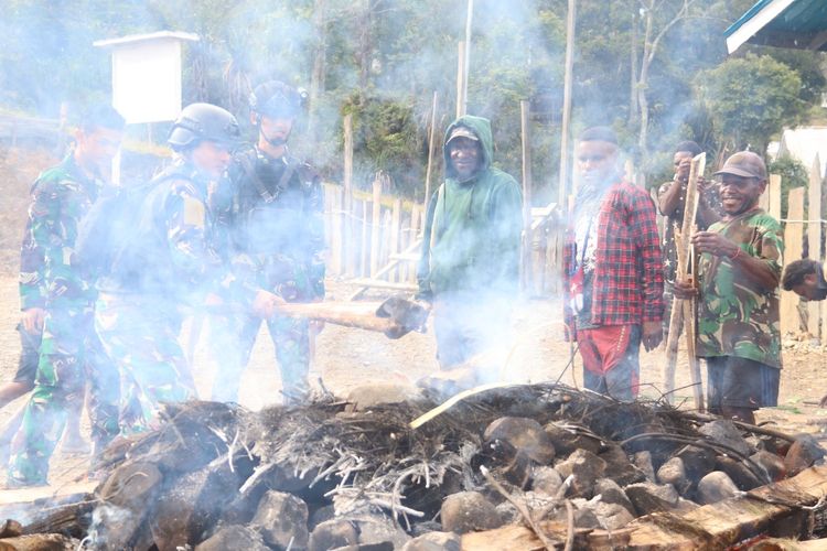 Tradisi Bakar Batu Satgas Warga Kampung Bazemba Merajut Kasih