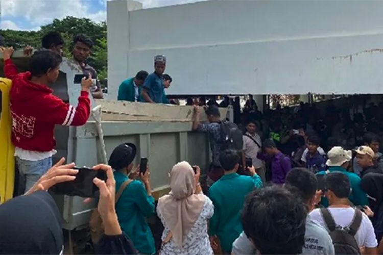 Ratusan Mahasiswa Aceh Usir Paksa Pengungsi Rohingya Dari Penampungan