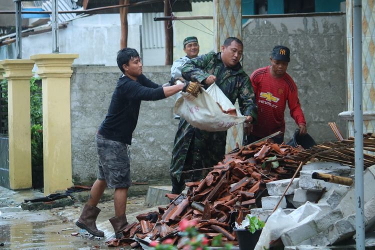 Kodim 0616 Indramayu Gercep Bantu Warga Korban Bencana Angin Puting