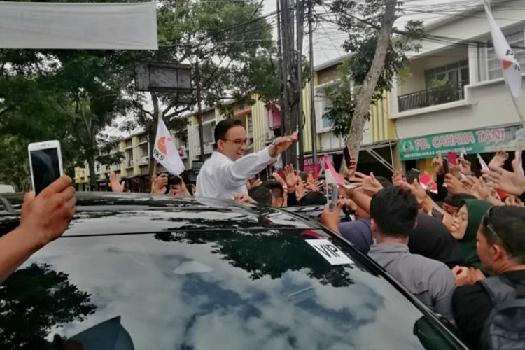 Ribuan Pendukung Anies Di Tasikmalaya Padati Jalan Menuju Bandara