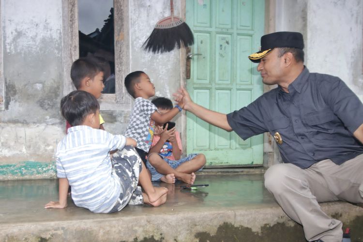 Pj Bupati Subang Dr Imran Beri Bantuan Sembako Ke Korban Tanah Longsor