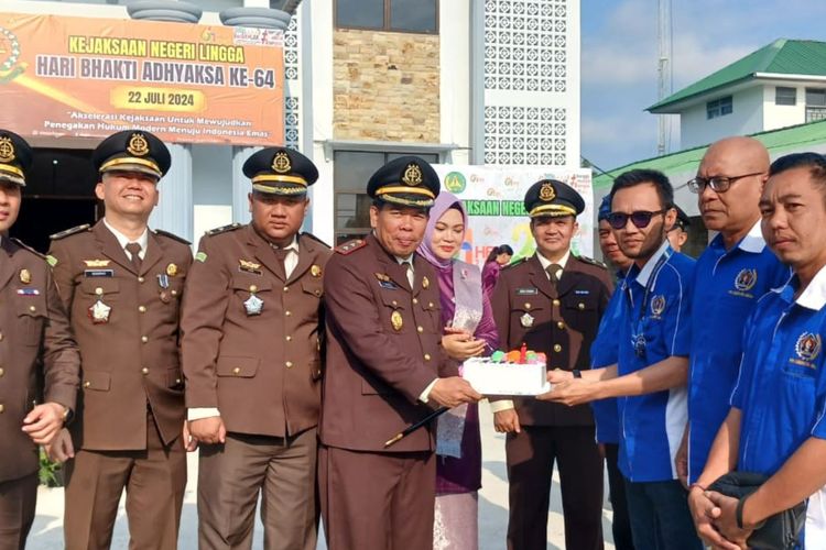 Kajari Lingga Terima Ucapan Ulang Tahun Dari Pwi Lingga Di Hari Bhakti