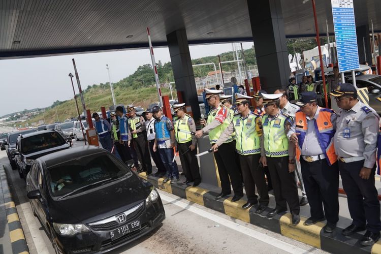 Jalur Tol Satu Arah Menuiu Jakarta Resmi Dibuka