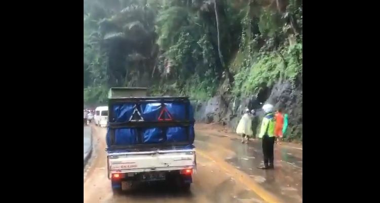 Terjadi Longsor Di Cadas Pangeran Sumedang Polisi Berlakukan Buka