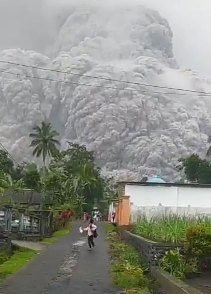 Selama Tahun Gunung Semeru Sudah Dua Kali Erupsi Dan Mengeluarkan