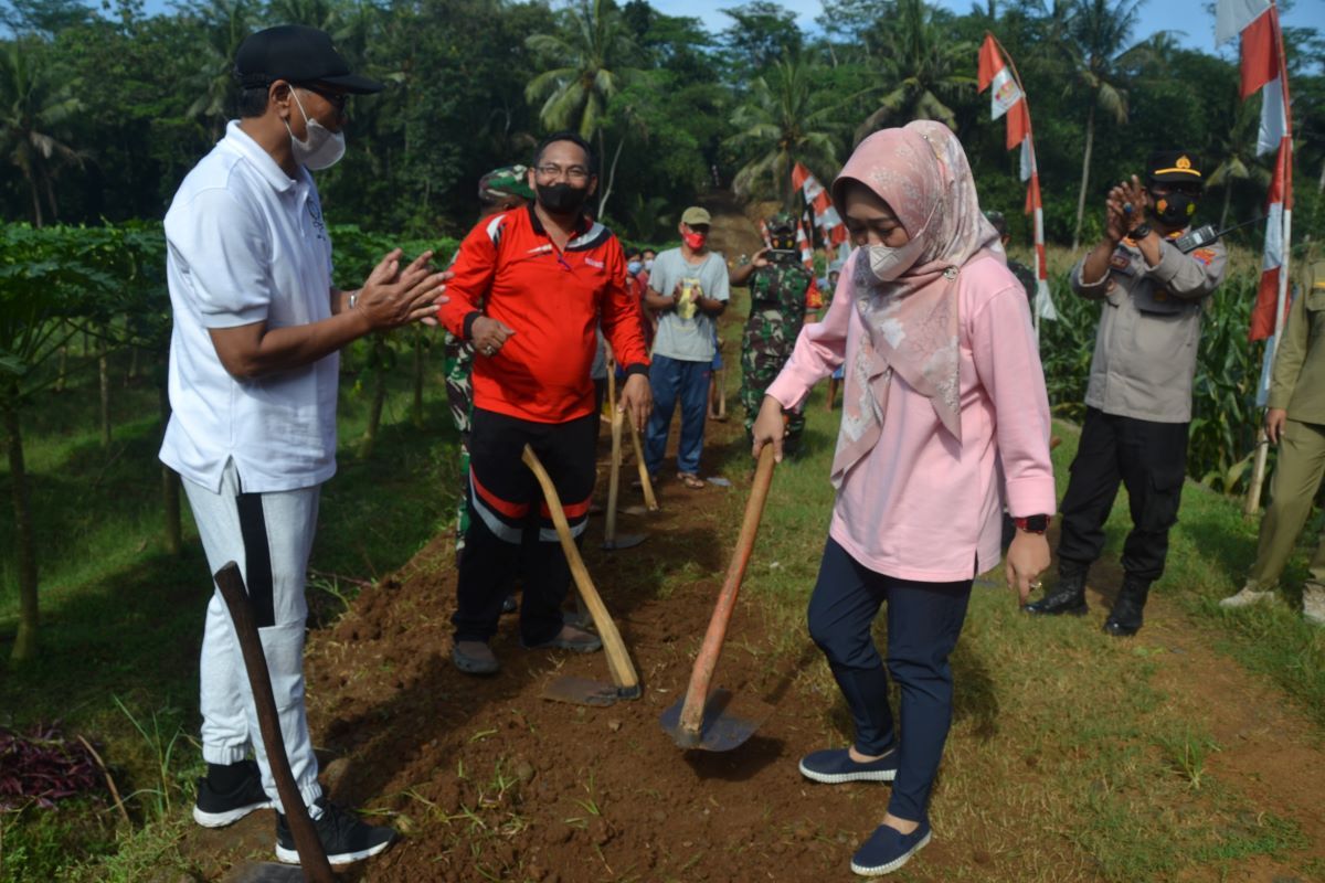 Seolah Tak Mau Kalah Dengan Wakilnya Bupati Tiwi Ikut Gotong Royong Di