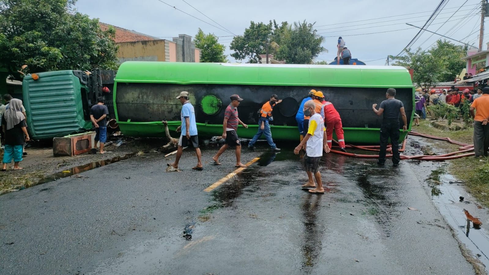 Truk Tangki Minyak Sawit Terguling Di Maos Cilacap Dua Orang Terjepit