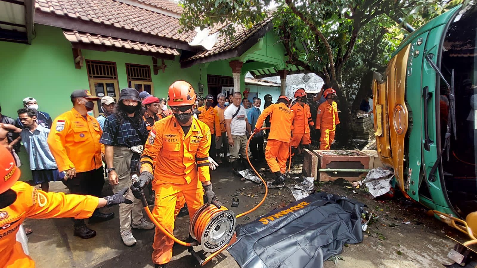 Evakuasi Tiga Orang Terjepit Di Bawah Truk Tangki Terguling Di Maos