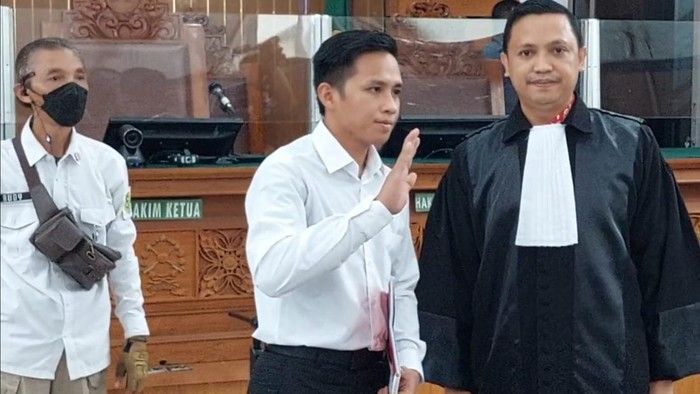 Jerit Histeris Simpatisan Saat Bharada E Masuk Ruang Sidang Pakai